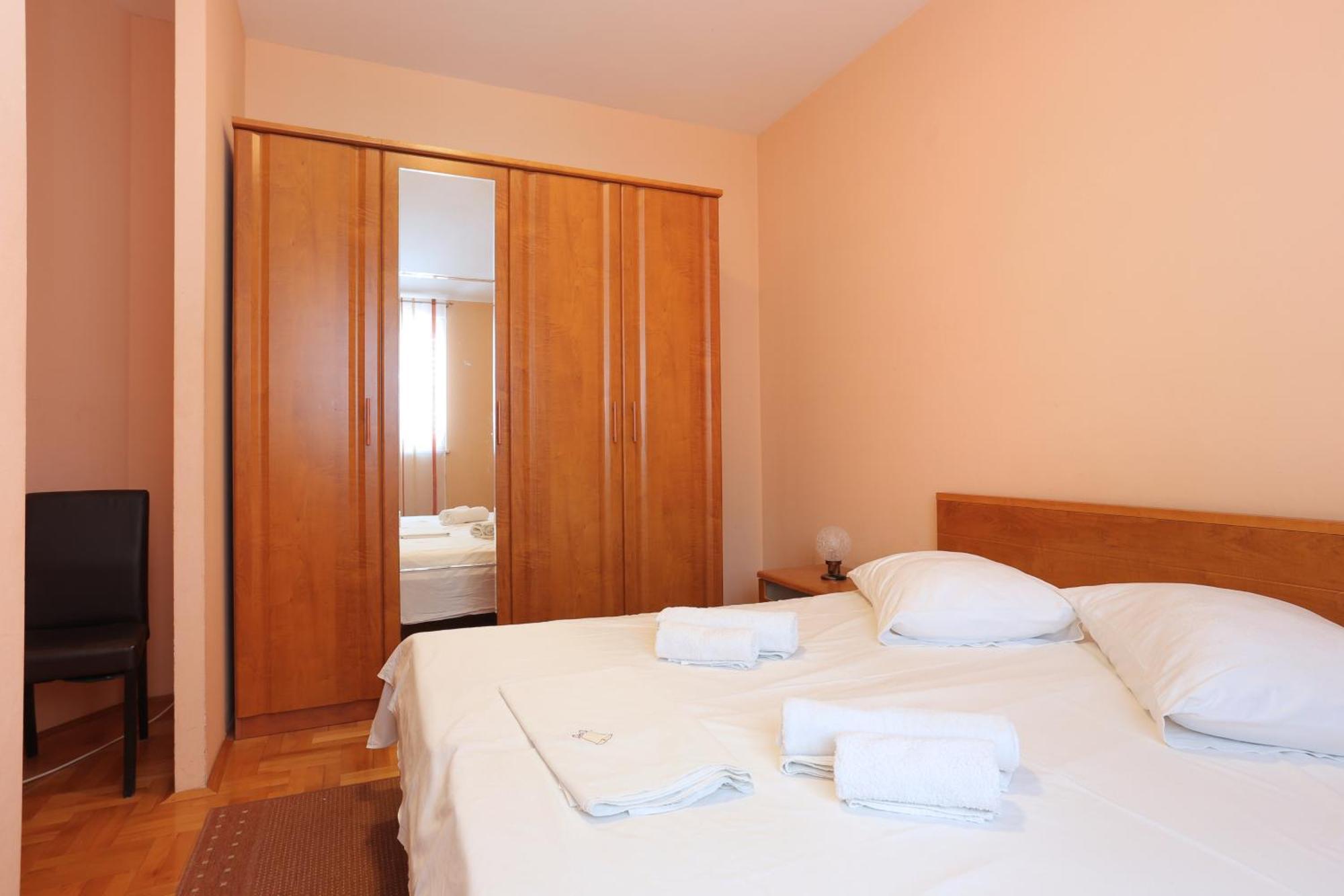 Apartment With A Parking Space - 19039 Split